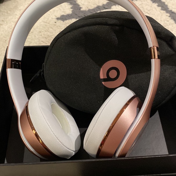 BEATS SOLO 3 WIRELESS HEADPHONES NEVER USED - Picture 3 of 12